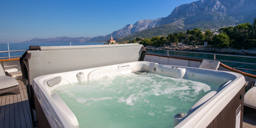 Luxury motor yacht pearl 60