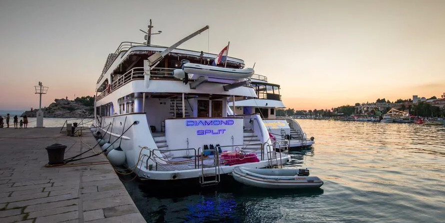 Luxury motor yacht pearl 60