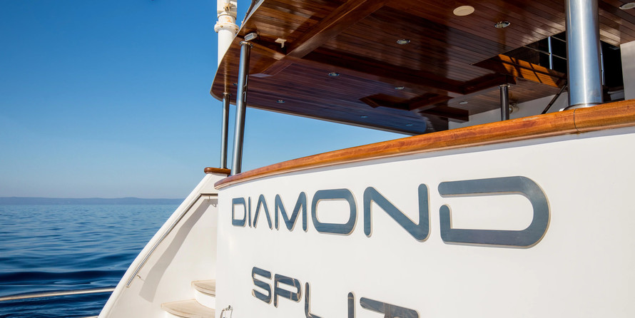 Luxury motor yacht pearl 60