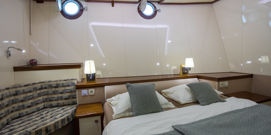 Luxury motor yacht pearl 60