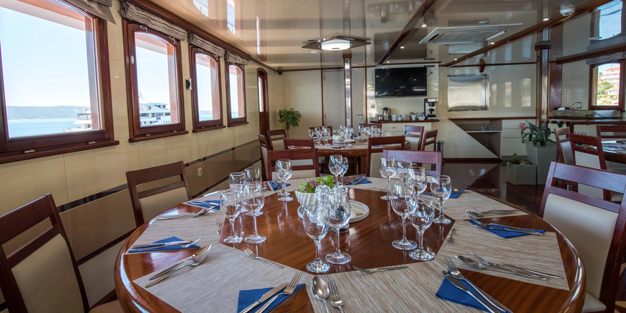 Luxury motor yacht pearl 60