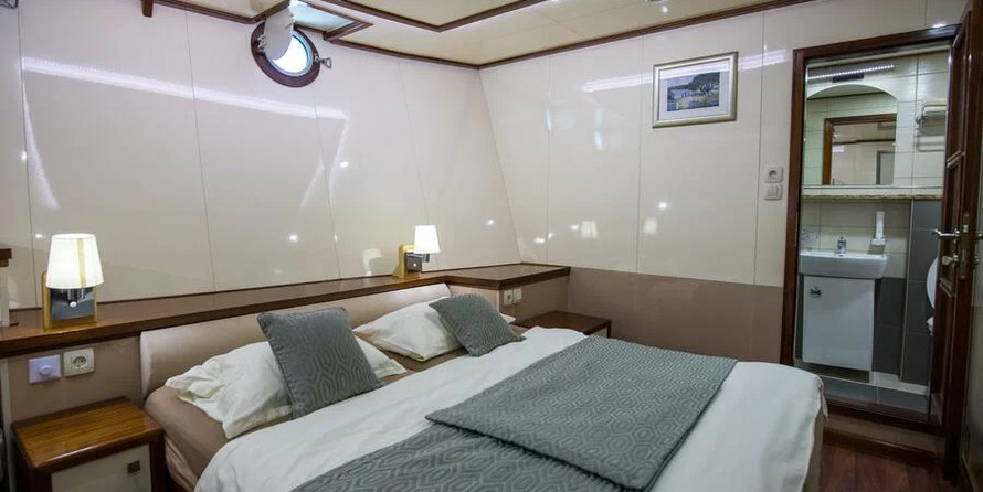 Luxury motor yacht pearl 60