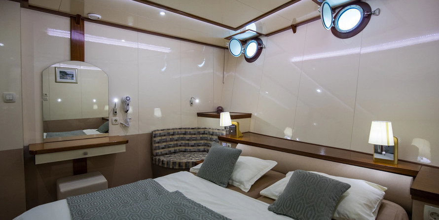 Luxury motor yacht pearl 60