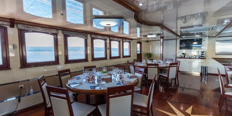 Luxury motor yacht pearl 60