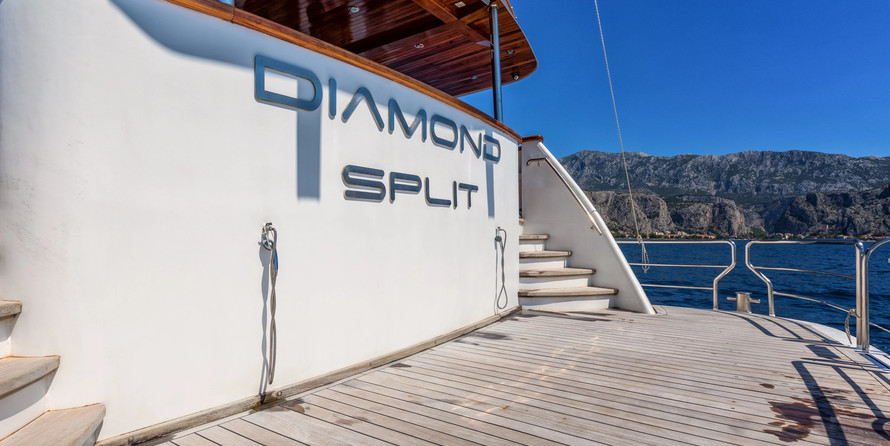 Luxury motor yacht pearl 60