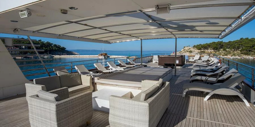 Luxury motor yacht pearl 60