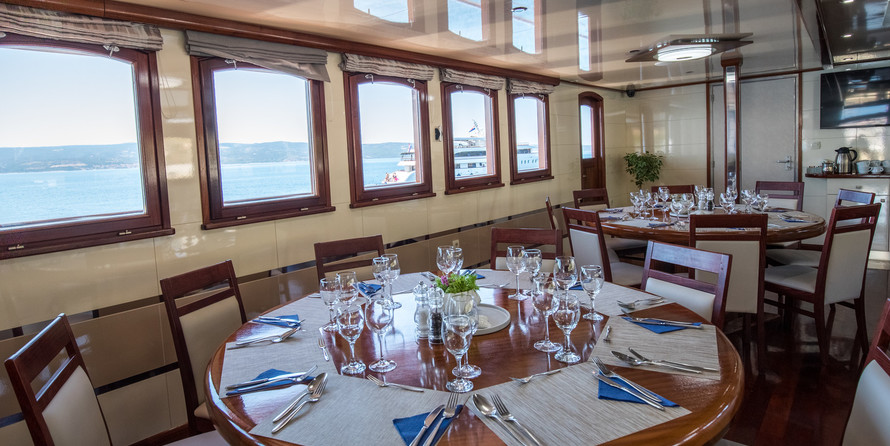 Luxury motor yacht pearl 60