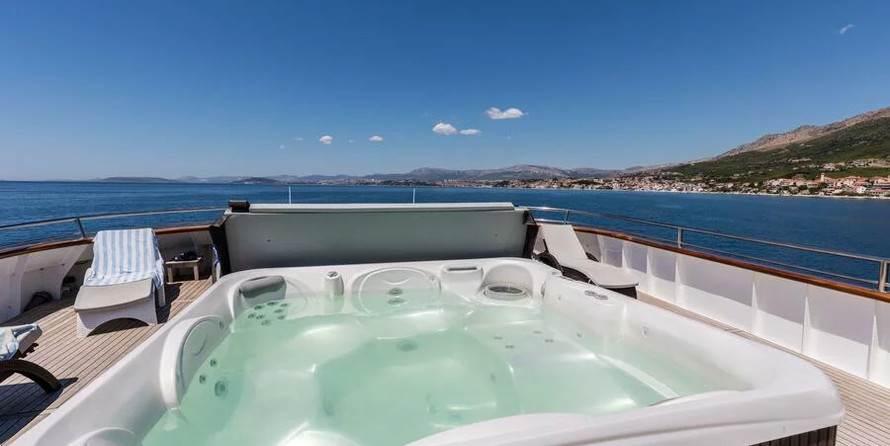 Luxury motor yacht pearl 60