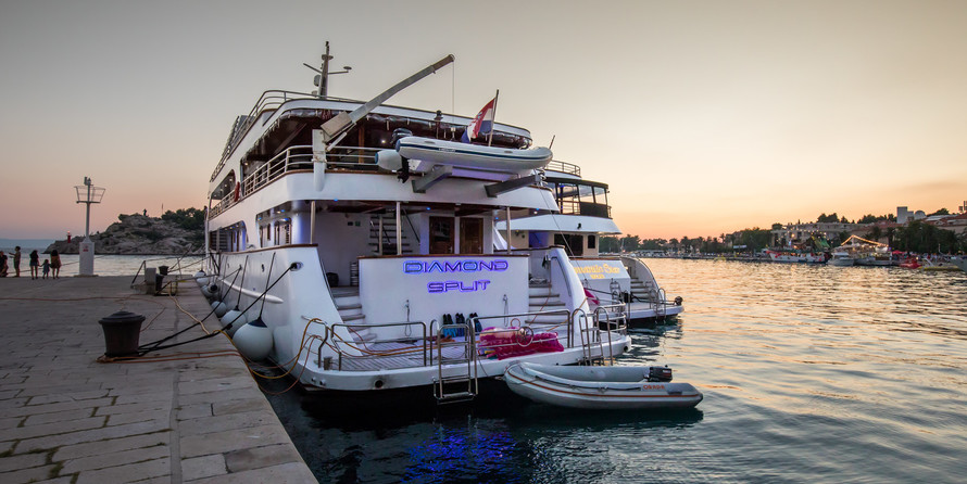 Luxury motor yacht pearl 60