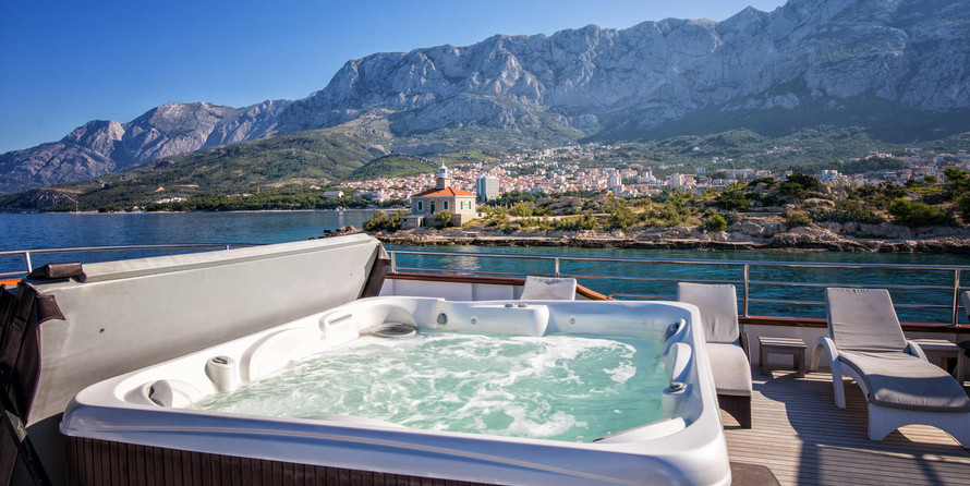 Luxury motor yacht pearl 60