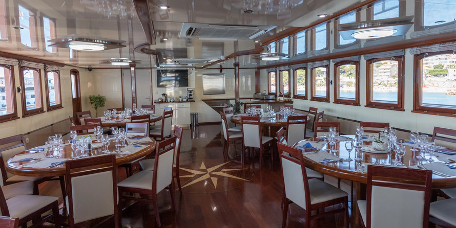 Luxury motor yacht pearl 60