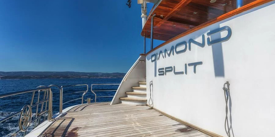 Luxury motor yacht pearl 60