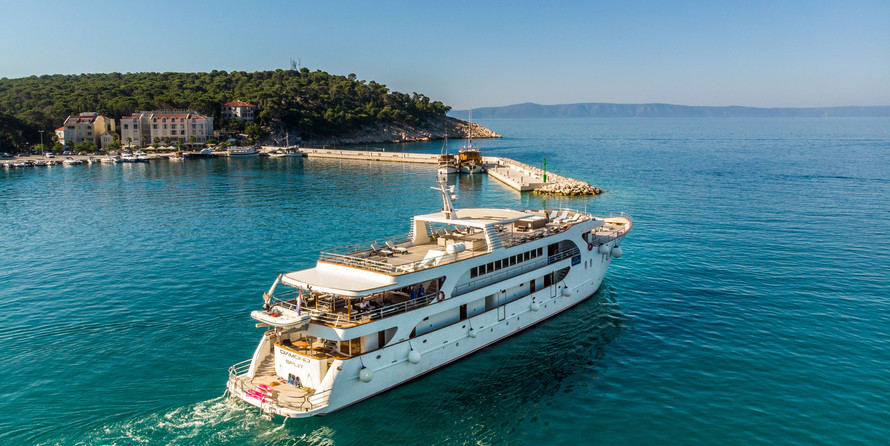 Luxury motor yacht pearl 60