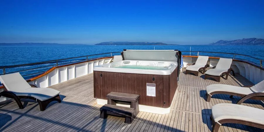 Luxury motor yacht pearl 60