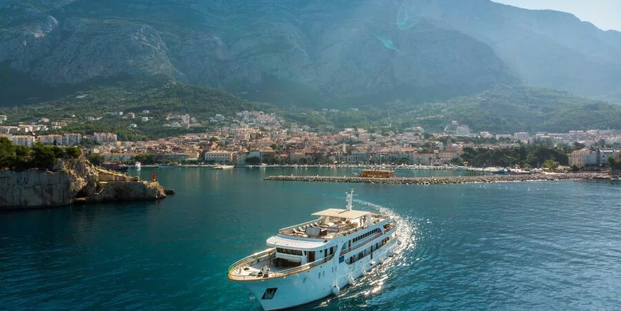 Luxury motor yacht pearl 60