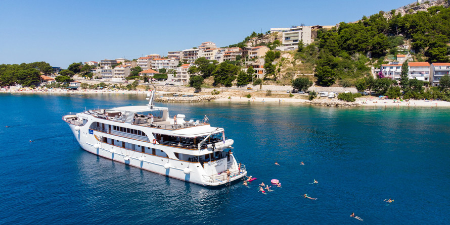 Luxury motor yacht pearl 60