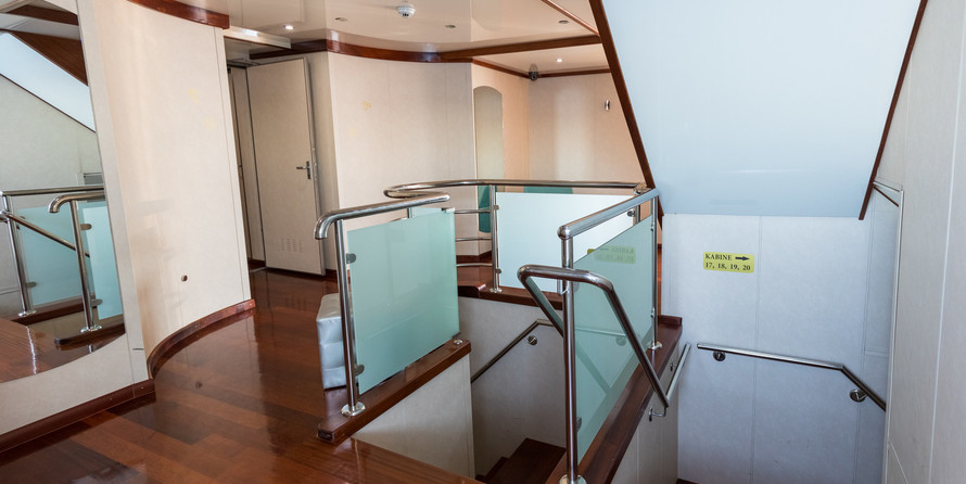 Luxury motor yacht pearl 60