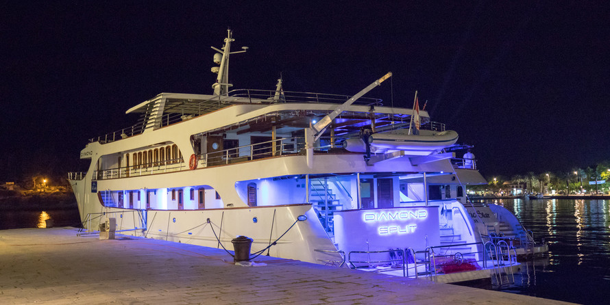 Luxury motor yacht pearl 60