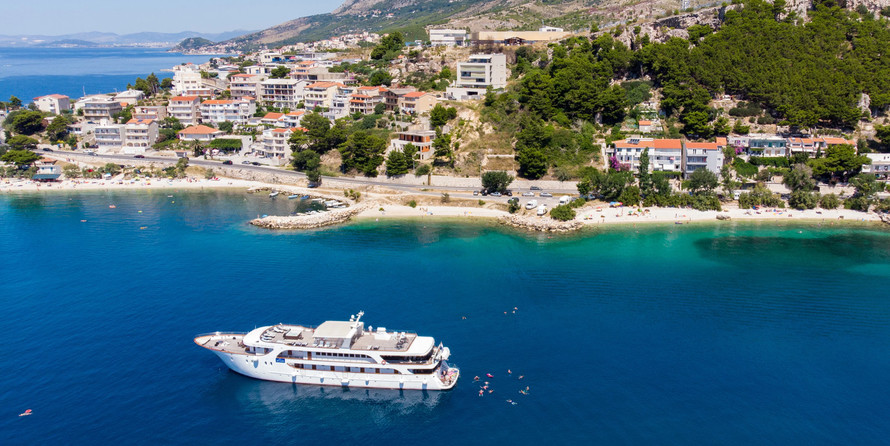 Luxury motor yacht pearl 60