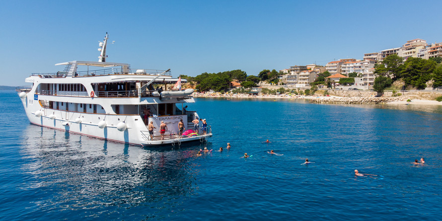 Luxury motor yacht pearl 60