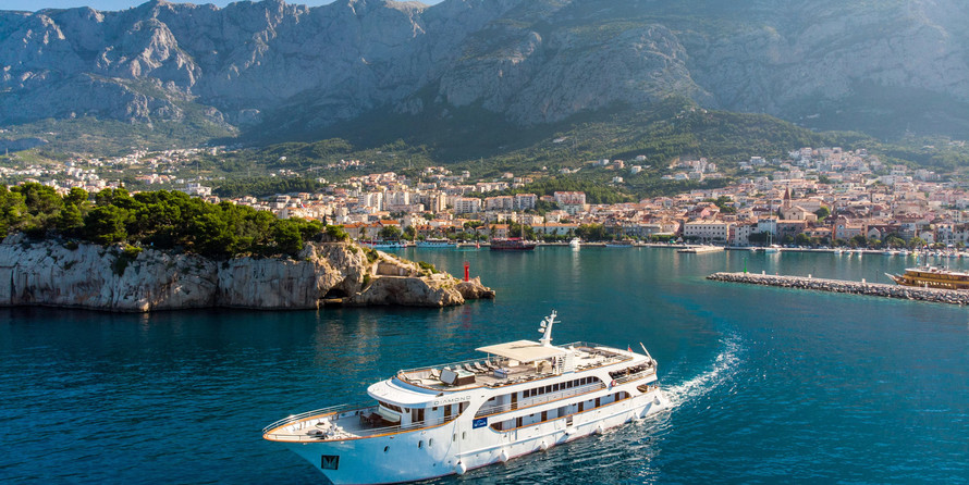 Luxury motor yacht pearl 60