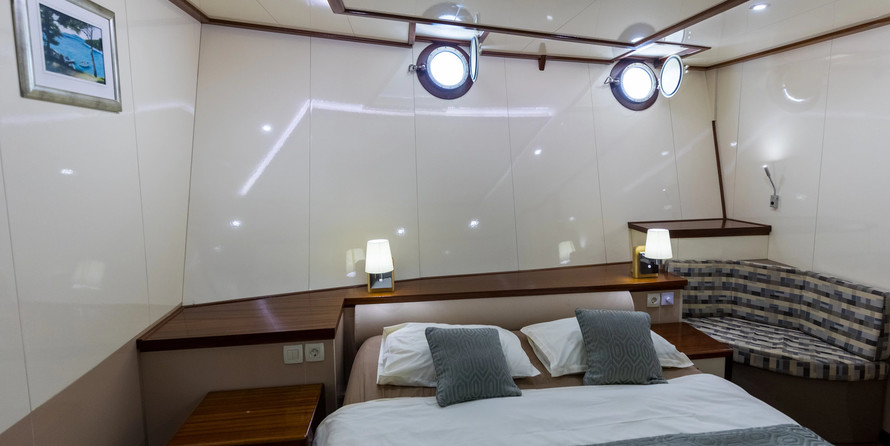 Luxury motor yacht pearl 60