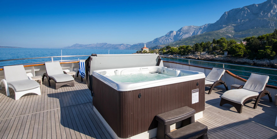 Luxury motor yacht pearl 60