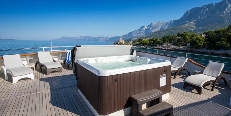 Luxury motor yacht pearl 60