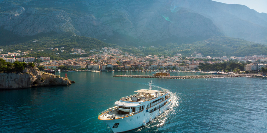 Luxury motor yacht pearl 60