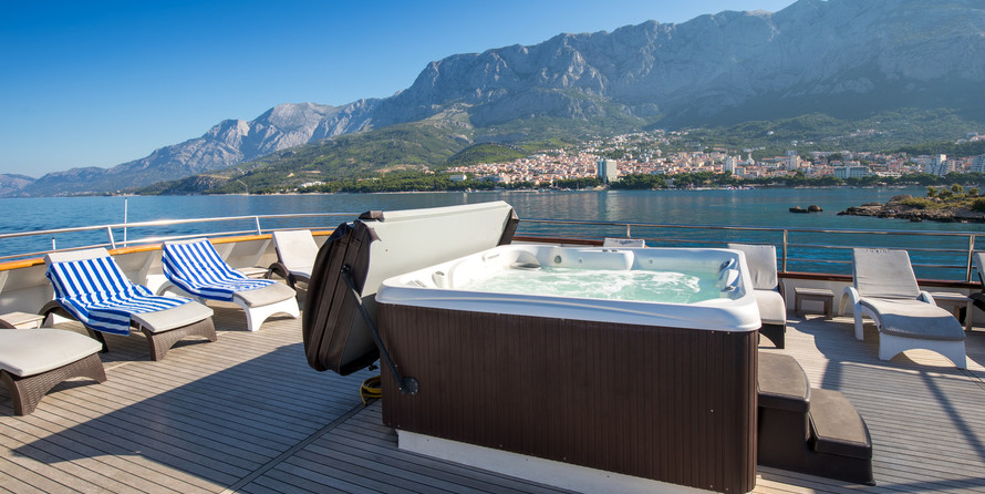 Luxury motor yacht pearl 60