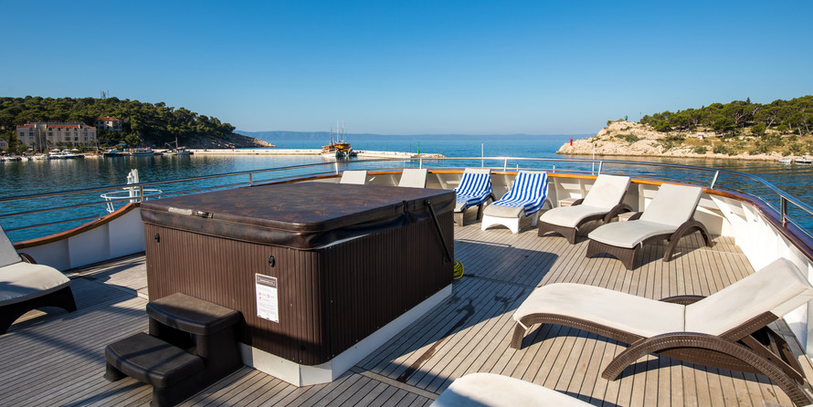 Luxury motor yacht pearl 60