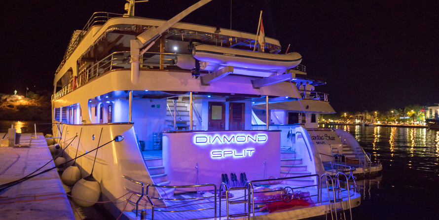 Luxury motor yacht pearl 60