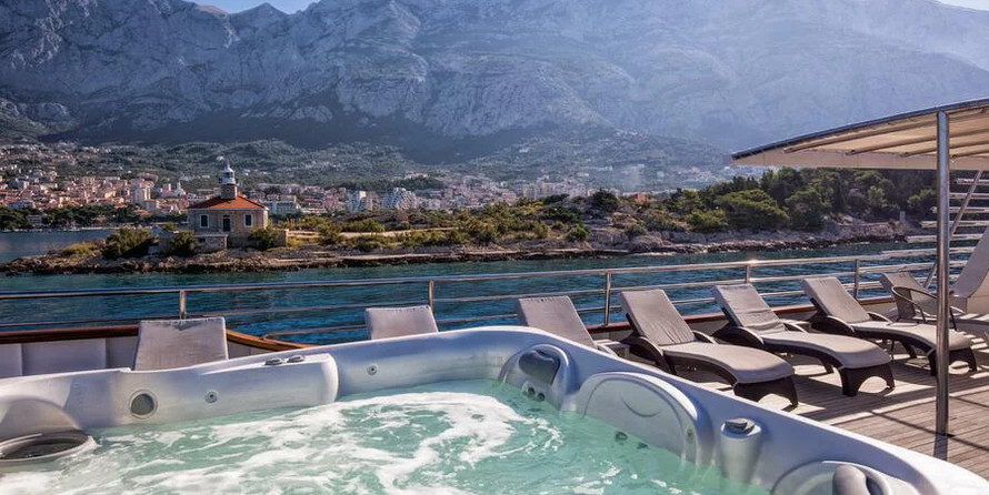 Luxury motor yacht pearl 60