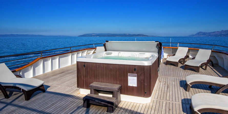 Luxury motor yacht pearl 60