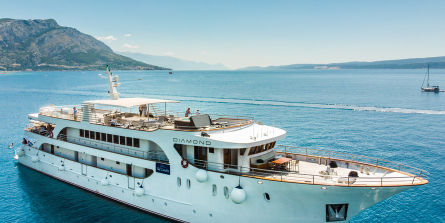 Luxury motor yacht pearl 60