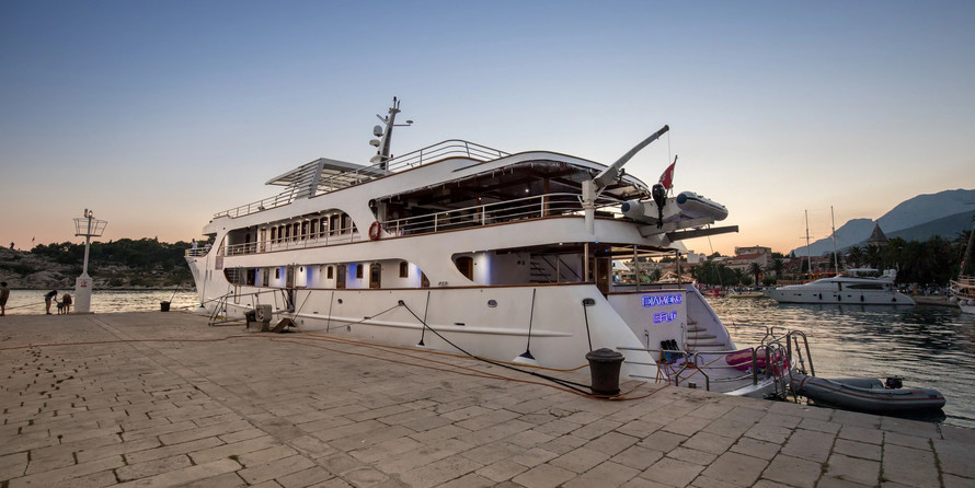 Luxury motor yacht pearl 60