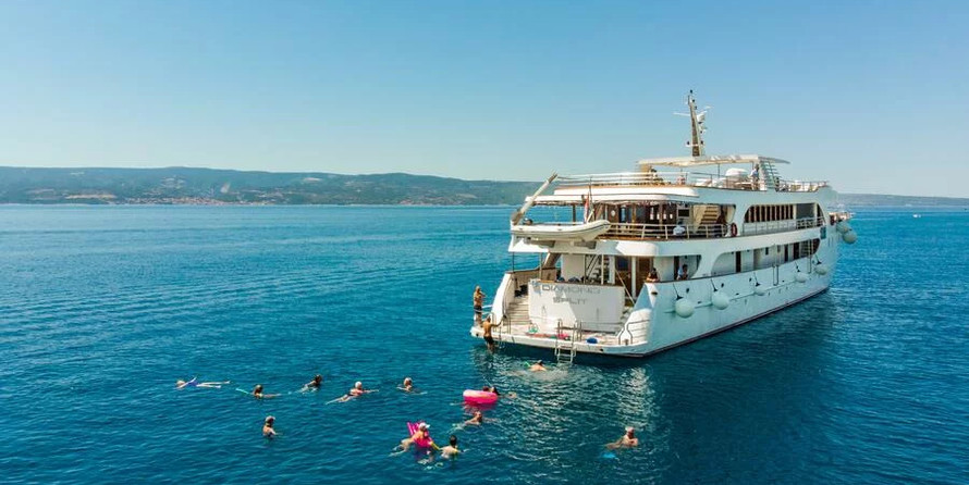 Luxury motor yacht pearl 60