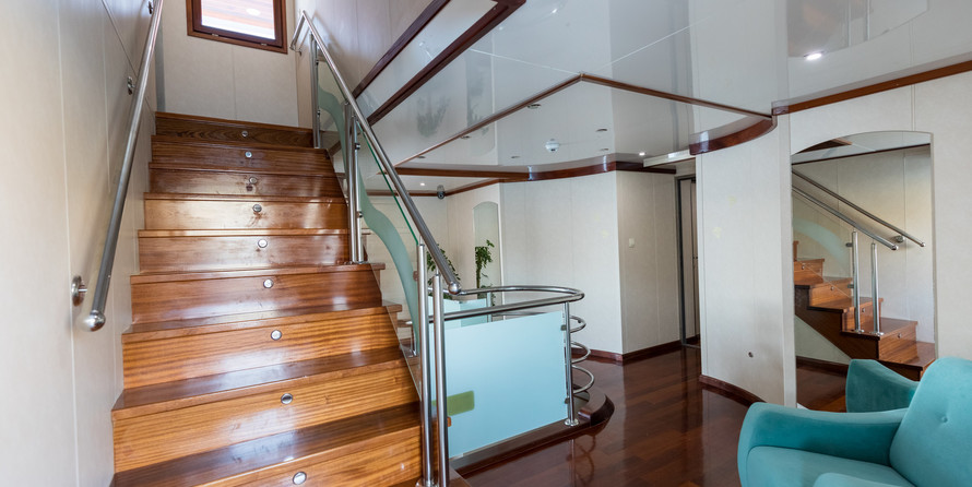 Luxury motor yacht pearl 60