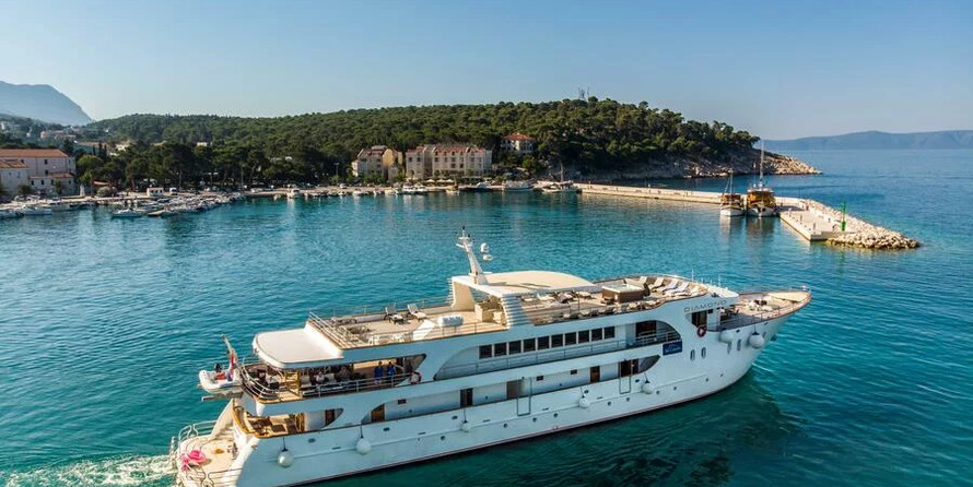 Luxury motor yacht pearl 60