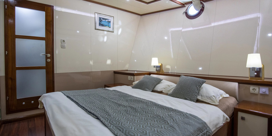 Luxury motor yacht pearl 60