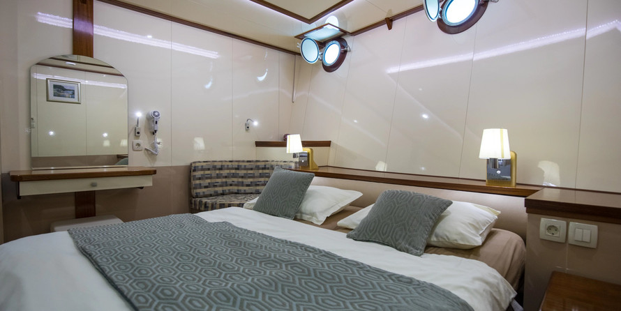 Luxury motor yacht pearl 60