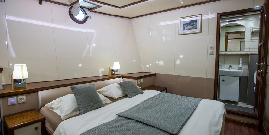 Luxury motor yacht pearl 60