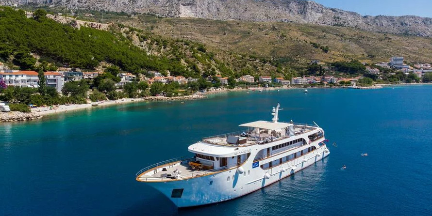 Luxury motor yacht pearl 60