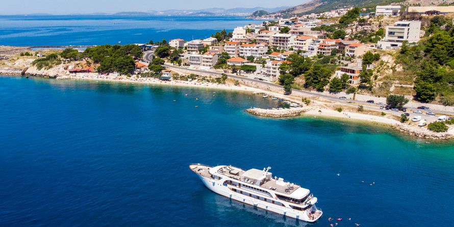 Luxury motor yacht pearl 60