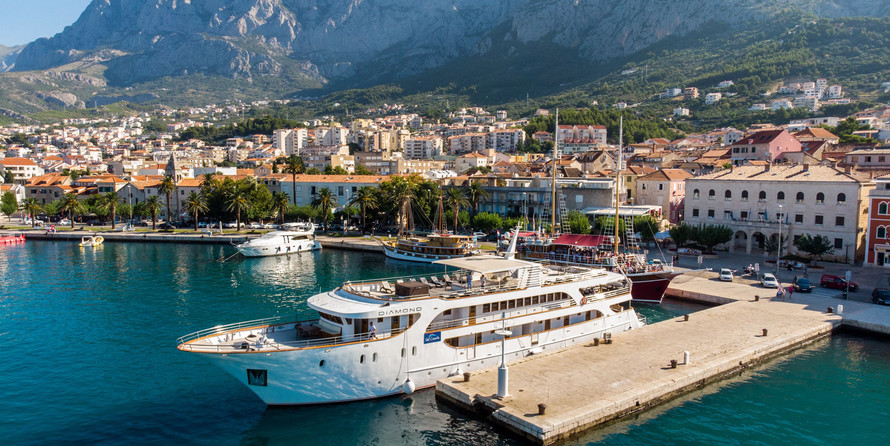 Luxury motor yacht pearl 60