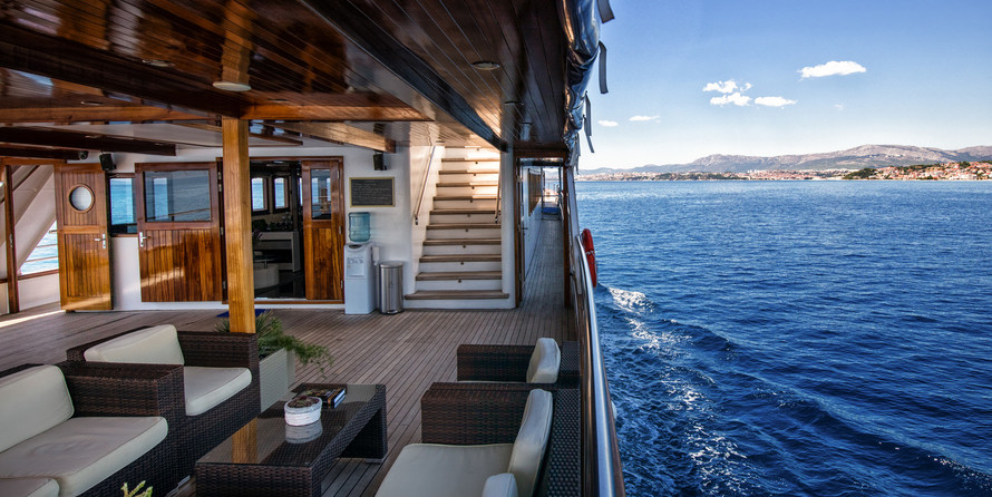 Luxury motor yacht pearl 60