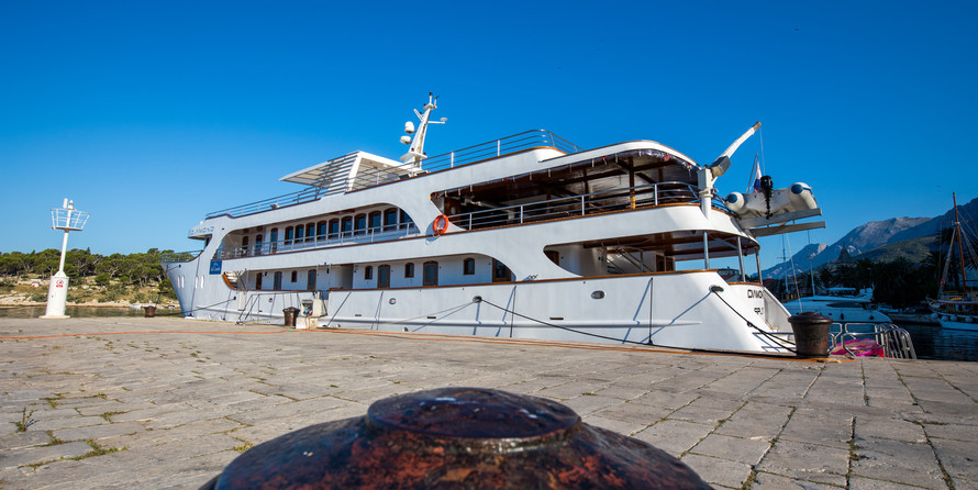 Luxury motor yacht pearl 60