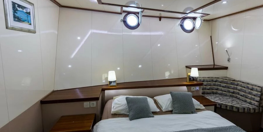 Luxury motor yacht pearl 60