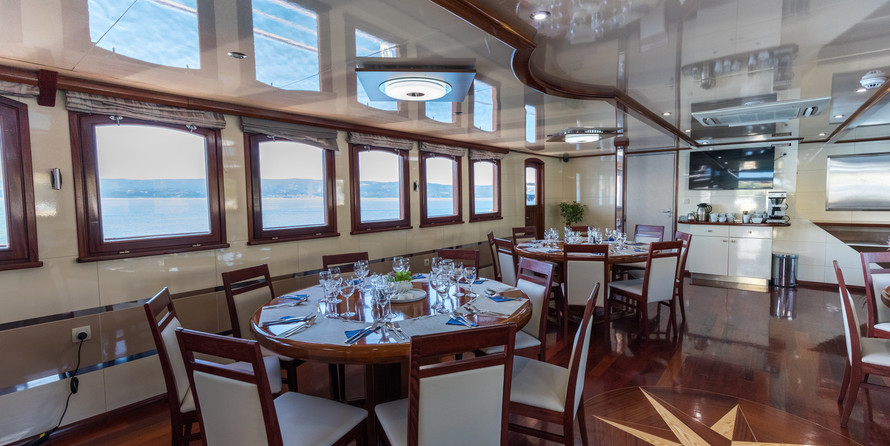 Luxury motor yacht pearl 60