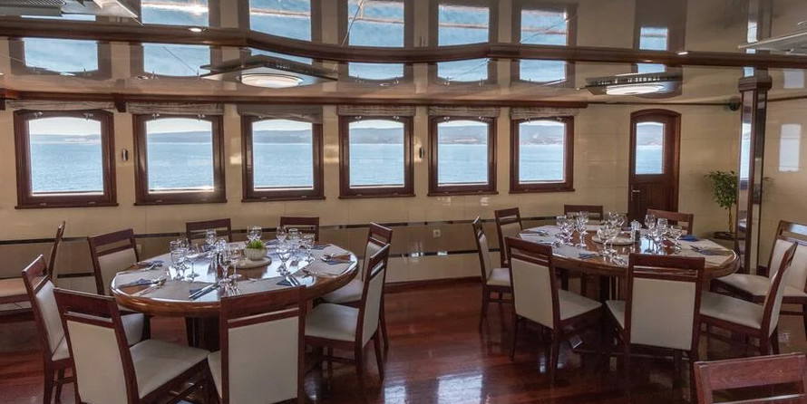 Luxury motor yacht pearl 60